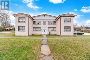 1047 Churchill Ave in Oakville, ON - Building Photo
