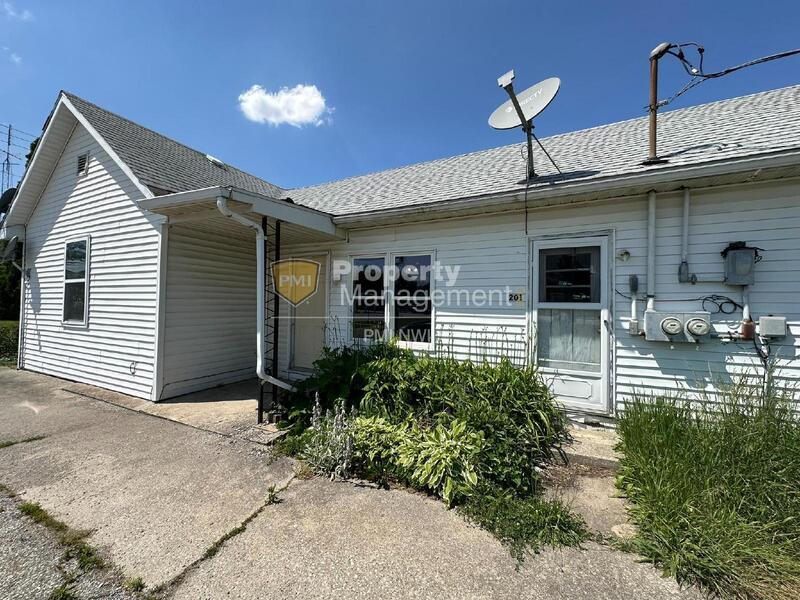 201 Railroad St in Kouts, IN - Building Photo