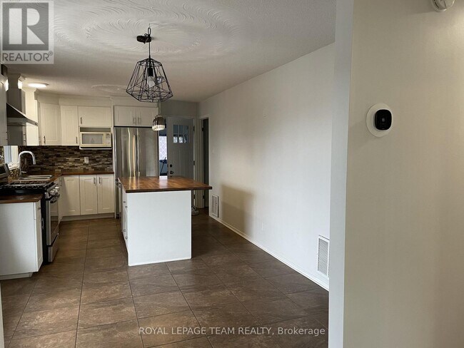 6030 Renaud Rd in Ottawa, ON - Building Photo - Building Photo