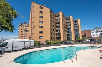 295 Lynn Shore Dr, Unit 705 in Lynn, MA - Building Photo - Building Photo