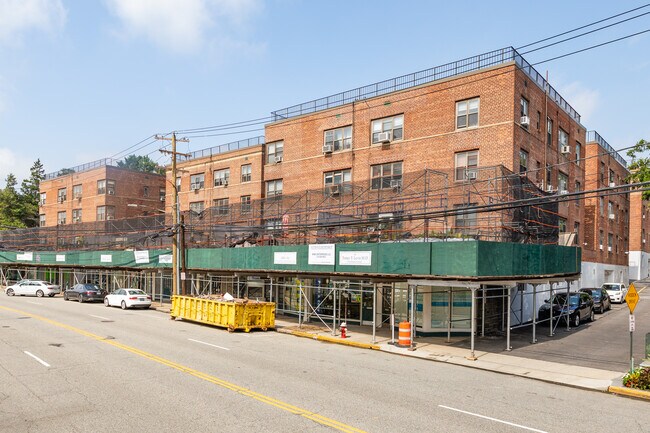 Townhouse Apartments in Great Neck, NY - Building Photo - Building Photo