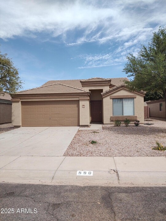 590 W Enchanted Desert Dr in Casa Grande, AZ - Building Photo