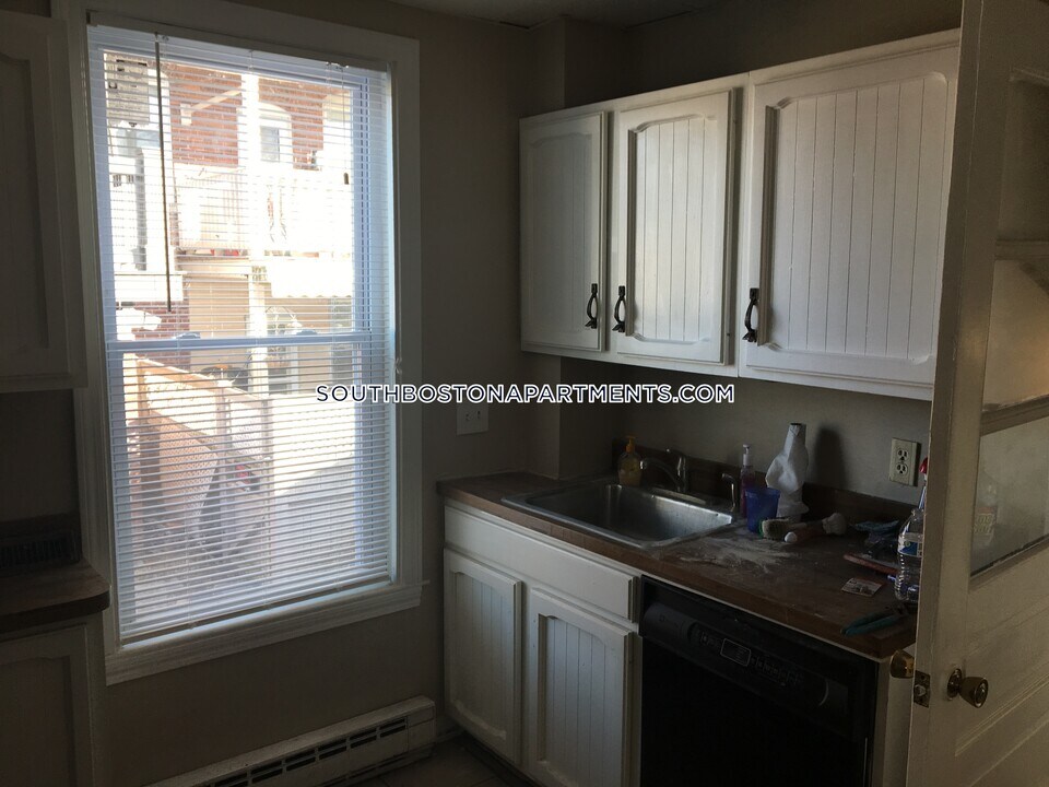4 Barrett Ave-Unit -1 in Boston, MA - Foto de edificio