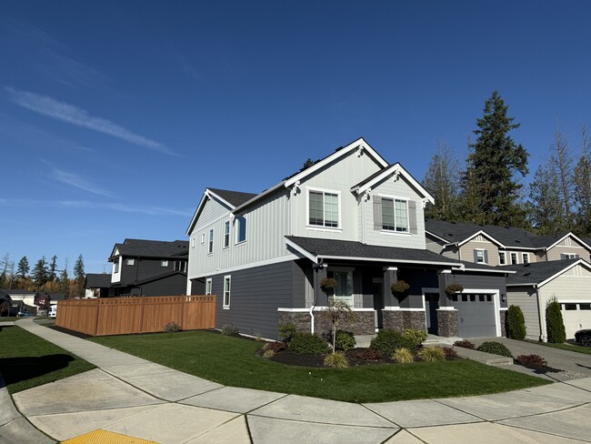 12701 192nd Pl E in Bonney Lake, WA - Foto de edificio - Building Photo