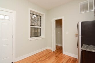 636 W Oak St, Unit A02C in Chicago, IL - Foto de edificio - Building Photo
