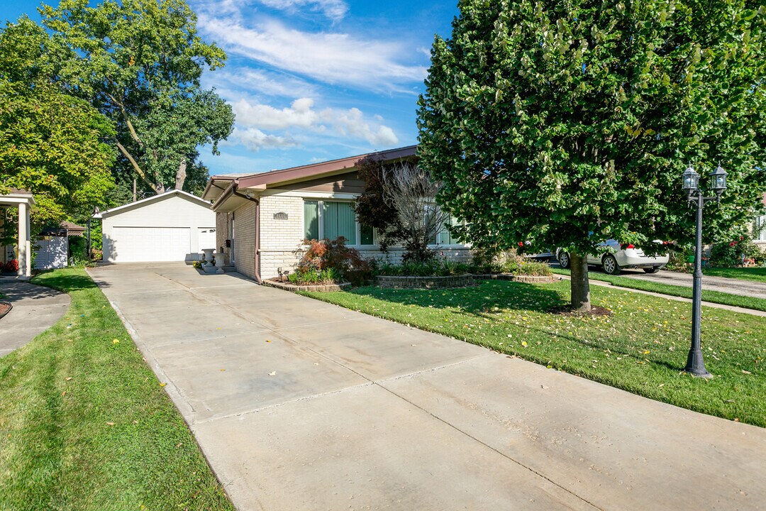 8606 Lillibet Terrace in Morton Grove, IL - Building Photo