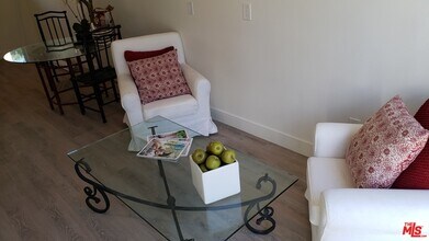 2133 Carmona Ave-Unit -1/4 in Los Angeles, CA - Building Photo - Building Photo