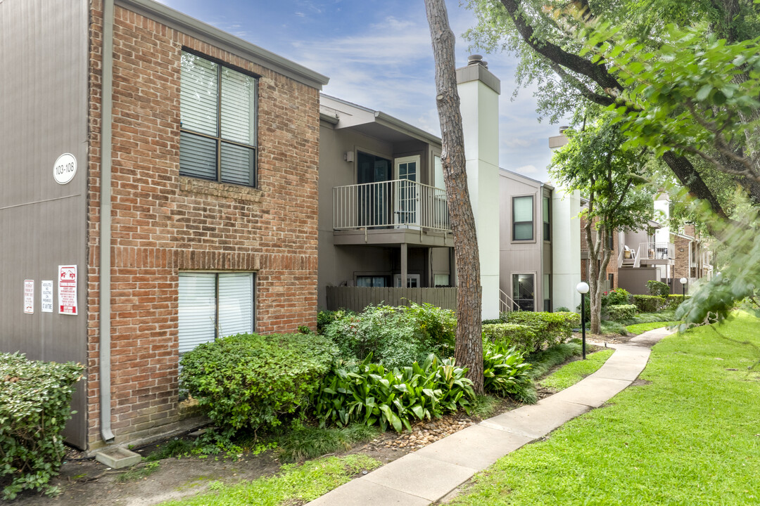 Seven Oaks in Houston, TX - Building Photo