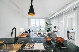 526 Brown St in Philadelphia, PA - Building Photo - Building Photo