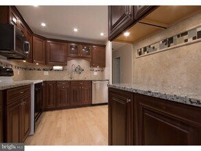 384 Walnut Ln in Princeton, NJ - Building Photo - Building Photo