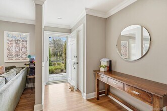 221 Mamaroneck Rd in Scarsdale, NY - Building Photo - Building Photo