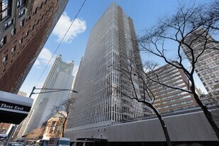 200 E Delaware Pl in Chicago, IL - Building Photo