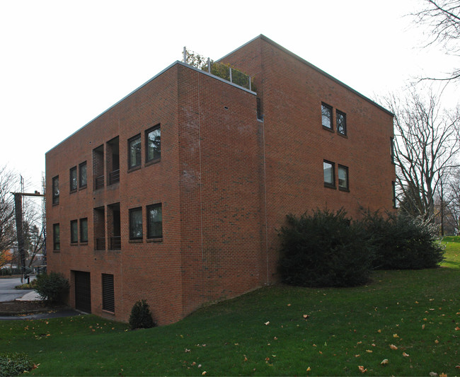 1 Milbank Ave in Greenwich, CT - Foto de edificio - Building Photo