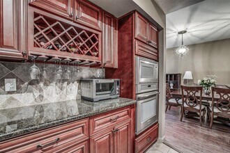 246 Litchfield Ln in Houston, TX - Foto de edificio - Building Photo