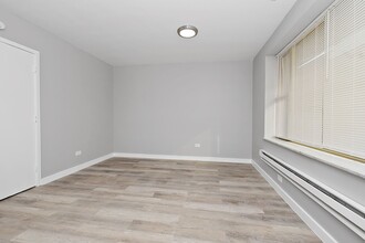 8124 S Western Ave. Chicago IL in Chicago, IL - Foto de edificio - Interior Photo