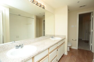 Camden Sugar Grove in Stafford, TX - Building Photo - Interior Photo