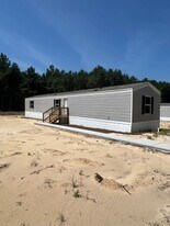 1008 Evergreen Dr in Galivants Ferry, SC - Building Photo