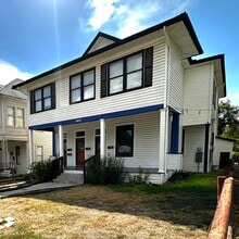 2511 N Flores St, Unit 1 in San Antonio, TX - Foto de edificio - Building Photo