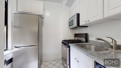 95 Christopher St in New York, NY - Building Photo - Building Photo