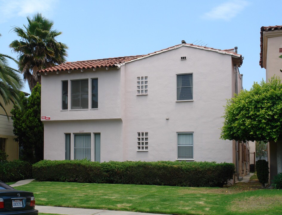 8327 Blackburn Ave in Los Angeles, CA - Foto de edificio