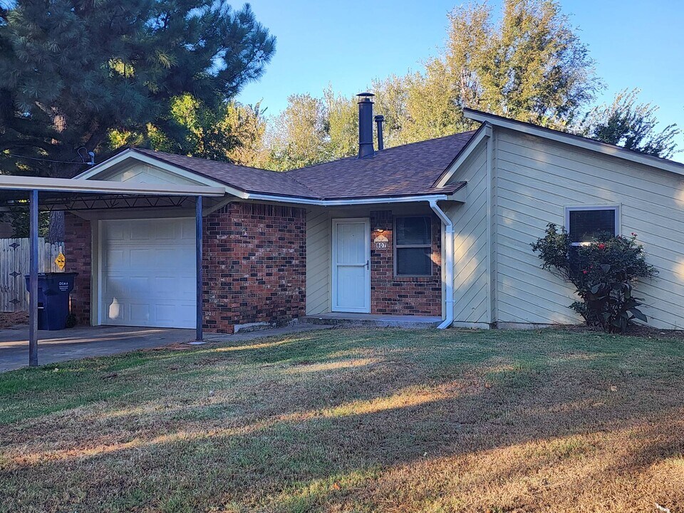 807 S Jones Ln in Mustang, OK - Building Photo