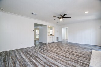 3934 Forest Village Dr in Houston, TX - Building Photo - Building Photo
