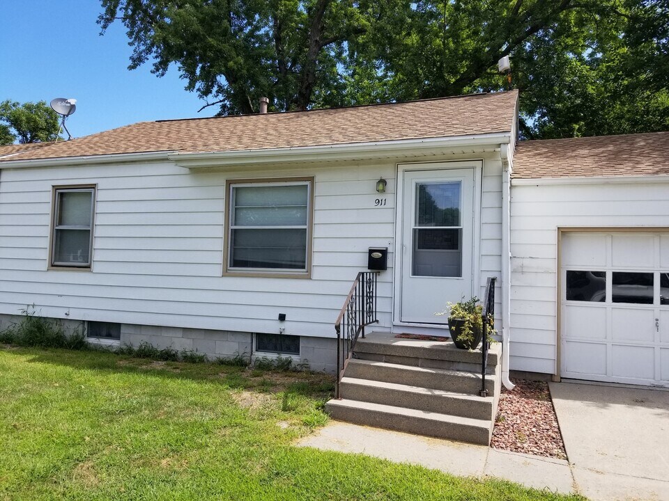 911 S 1st St in Norfolk, NE - Foto de edificio
