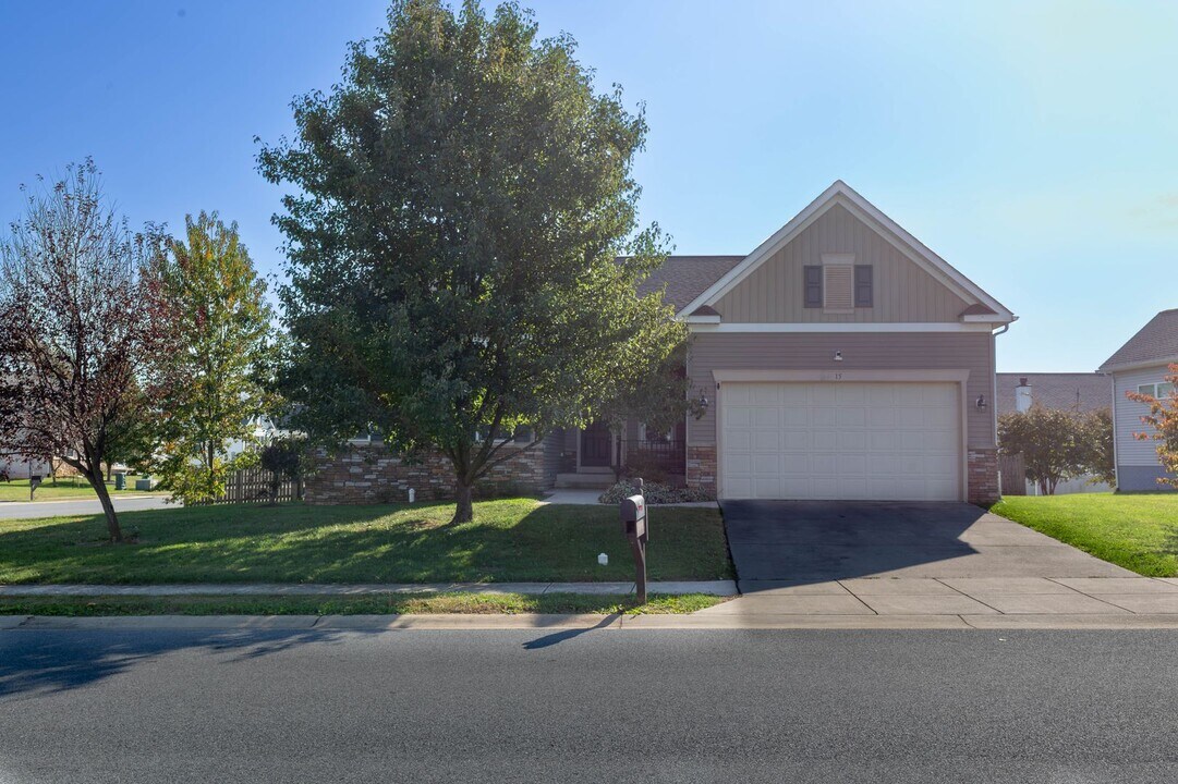 15 Flag Ct in Charles Town, WV - Building Photo