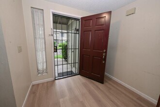 4718 E Alamos Ave in Fresno, CA - Foto de edificio - Building Photo