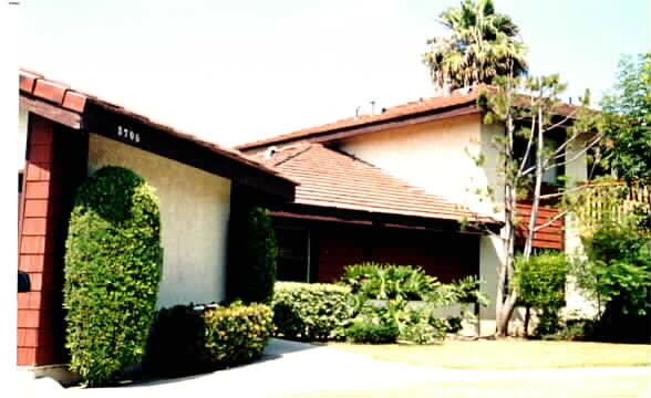 3700 W Savanna St in Anaheim, CA - Foto de edificio - Building Photo