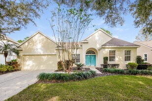 8740 Ashworth Dr in Tampa, FL - Building Photo