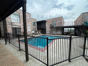 Room in Condo on E Hill Dr in Austin, TX - Building Photo - Building Photo