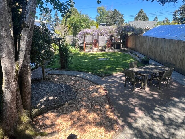 3715 SW Donovan St, Unit #2 in Seattle, WA - Building Photo - Building Photo