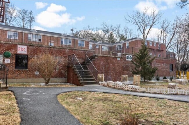 205 W Post Rd in White Plains, NY - Building Photo - Building Photo