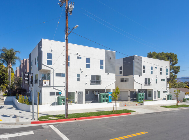 5004 Cahuenga Blvd in North Hollywood, CA - Foto de edificio - Building Photo