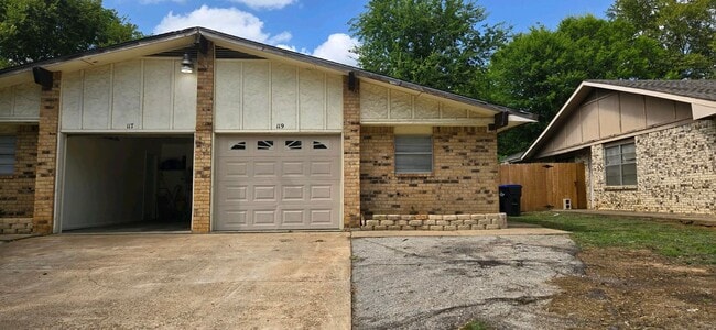 111 Queens Ct in Longview, TX - Building Photo - Building Photo