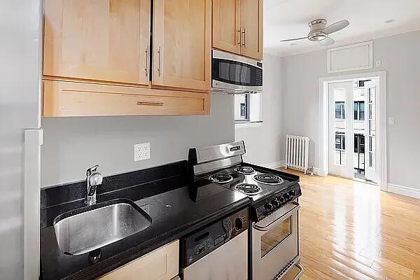 326 E 35th St in New York, NY - Building Photo