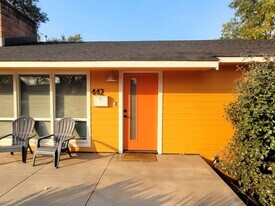 442 NE Hawthorne Ave in Bend, OR - Building Photo