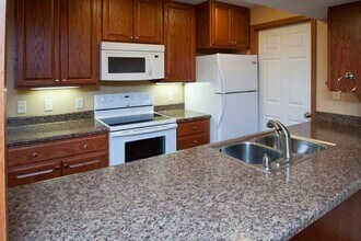 202 Northbrook Ct, Unit 1 in Davenport, IA - Building Photo - Building Photo