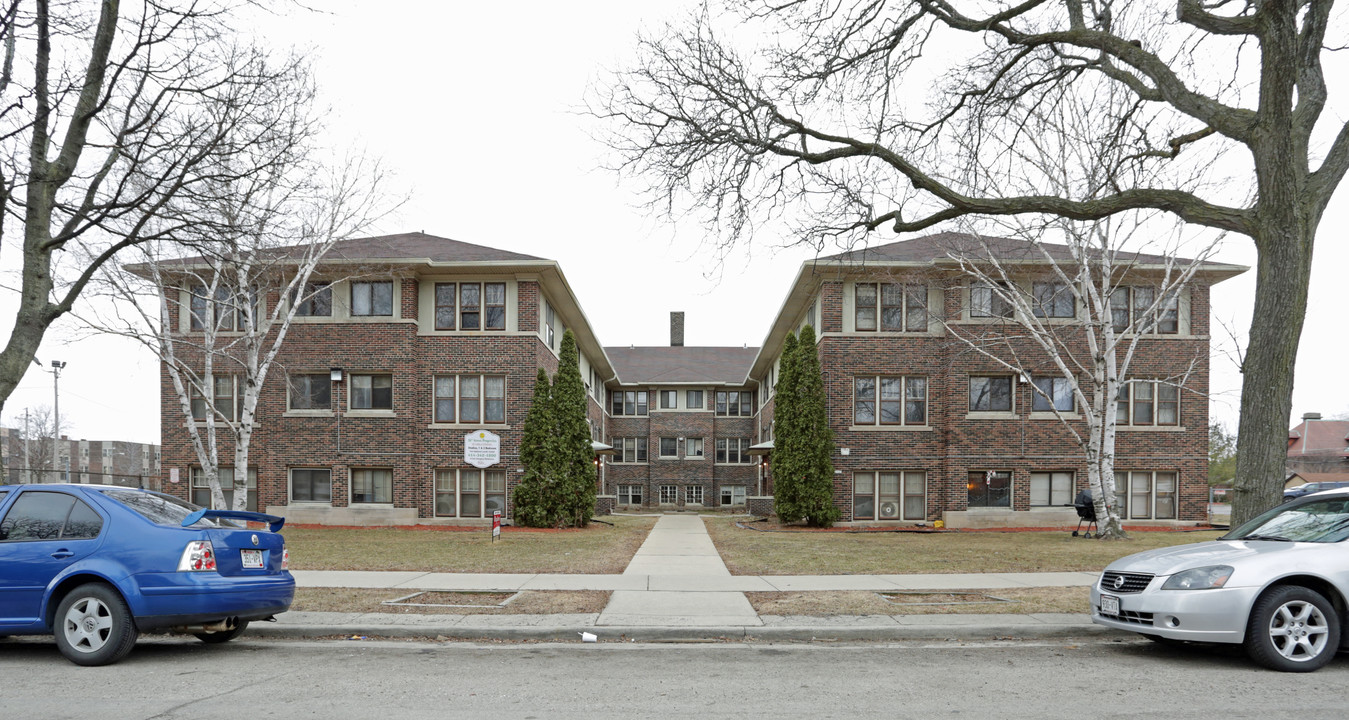 Franklin Court in Milwaukee, WI - Building Photo