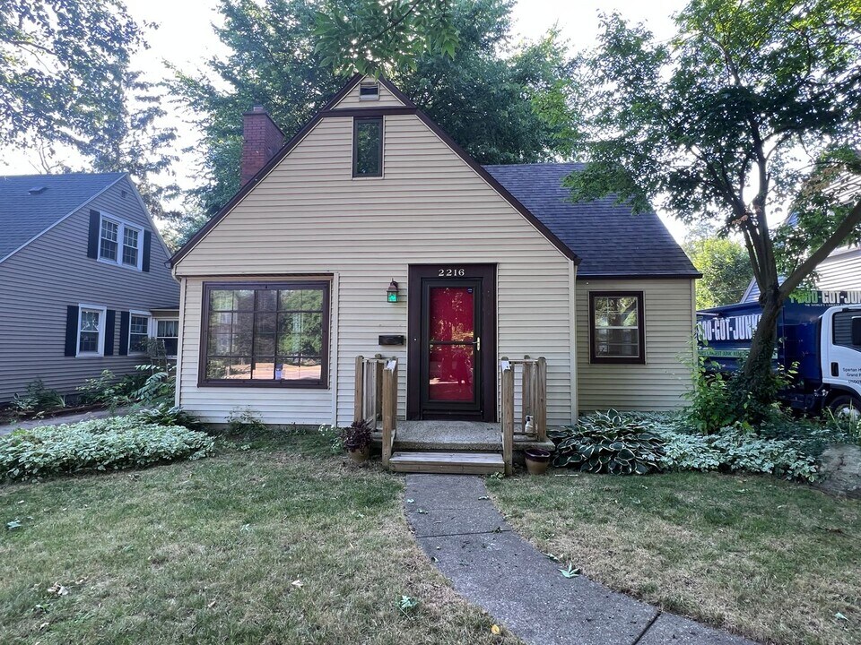 2216 Monroe Ave NW in Grand Rapids, MI - Building Photo