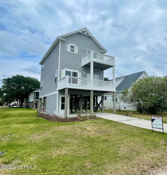 218 Florida Ave in Carolina Beach, NC - Building Photo