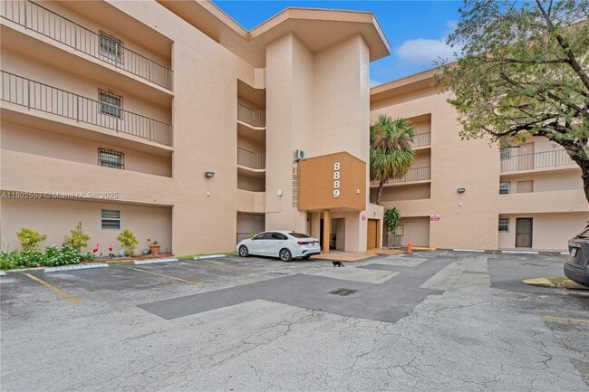 8889 Fontainebleau Blvd in Miami, FL - Building Photo - Building Photo