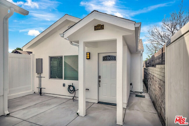 10953 Whitegate Ave in Los Angeles, CA - Building Photo - Building Photo