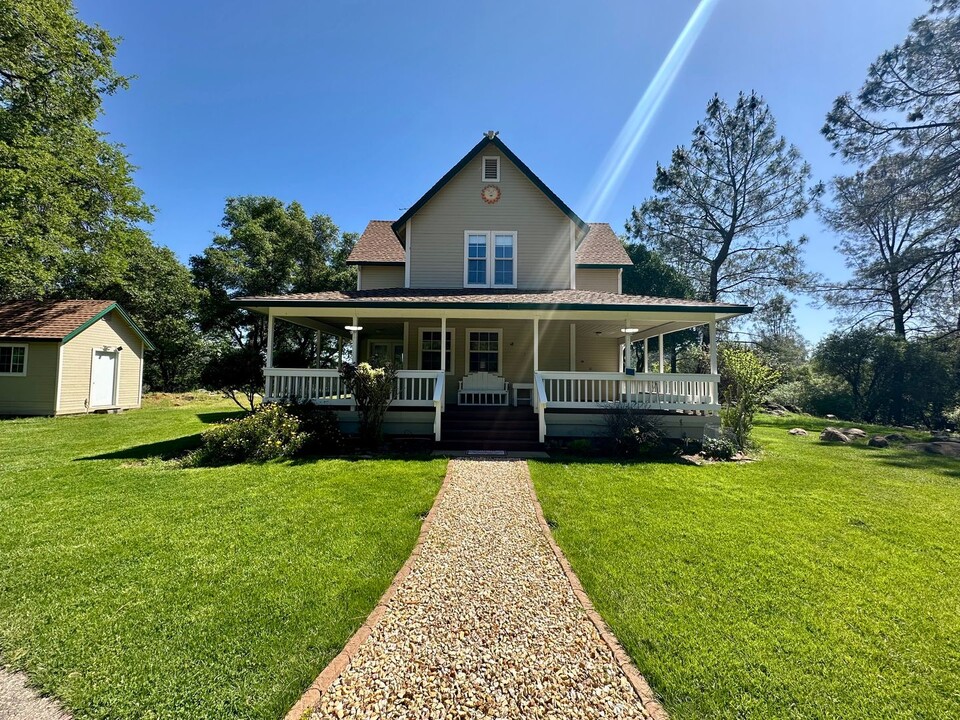 15141 Willow Wood Ln in Grass Valley, CA - Building Photo