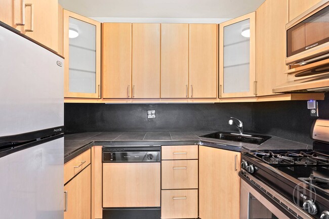 300 E 95th St in New York, NY - Building Photo - Building Photo