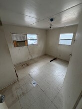 110 4th St in Natalia, TX - Foto de edificio - Building Photo