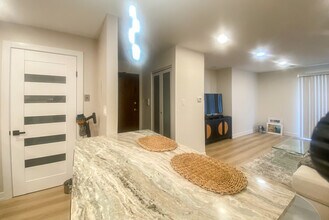 715 W Central Rd in Mount Prospect, IL - Building Photo - Building Photo