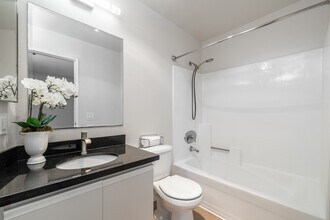 Palm Court Apartments in Los Angeles, CA - Building Photo - Interior Photo