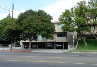 14225 Burbank Blvd in Van Nuys, CA - Foto de edificio - Building Photo